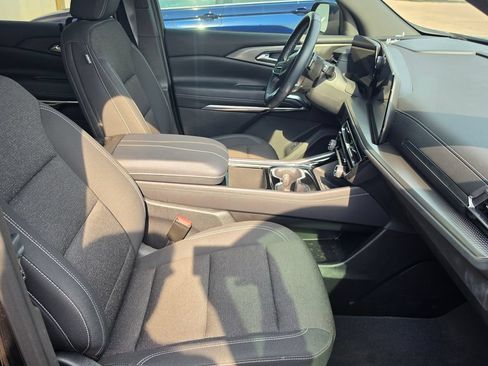 Used 2025 Chevrolet Traverse LT FWD image 17