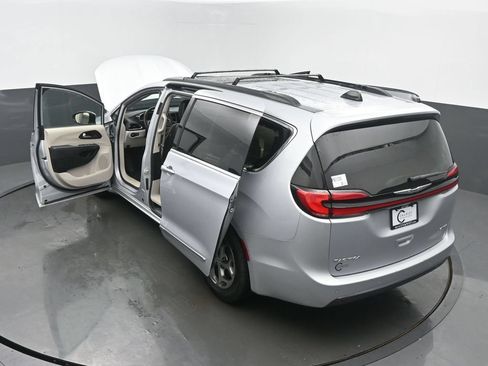 Used 2023 Chrysler Pacifica Limited FWD image 62
