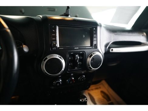 Used 2015 Jeep Wrangler Unlimited Rubicon w/ Connectivity Group image 18