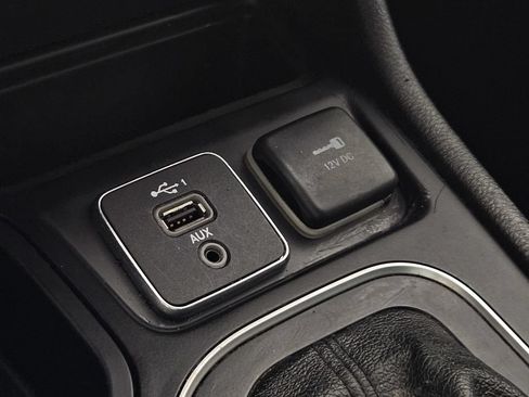 Used 2021 Jeep Cherokee Latitude FWD image 13