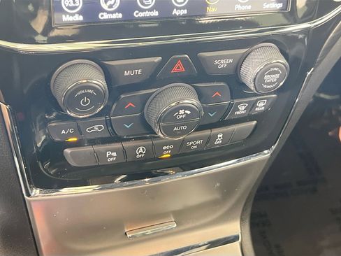 Used 2022 Jeep Grand Cherokee Laredo X image 14