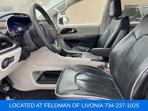 Used 2023 Chrysler Pacifica Limited image 6
