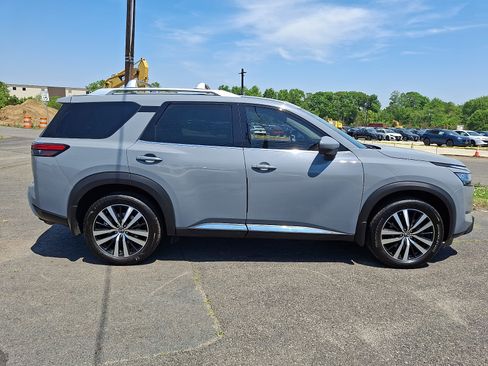 Certified 2024 Nissan Pathfinder Platinum w/ Black Appearance Package AWD/4WD image 8