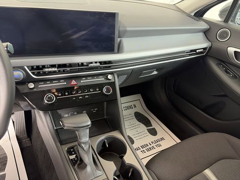 Used 2025 Hyundai Sonata SE image 4