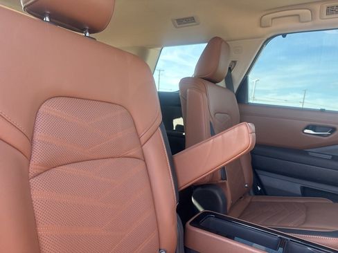 Used 2025 Nissan Pathfinder Platinum image 34