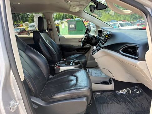 Used 2019 Chrysler Pacifica Touring-L FWD image 26
