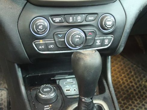 Used 2016 Jeep Cherokee 75th Anniversary AWD/4WD image 20