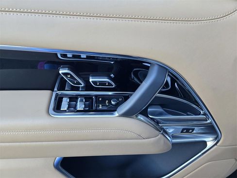 New 2025 Land Rover Range Rover Long Wheelbase SE image 10