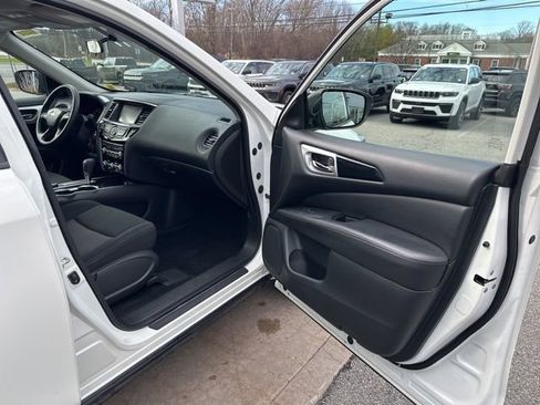 Used 2019 Nissan Pathfinder S image 12