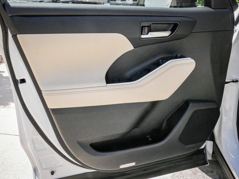 Used 2024 Toyota Highlander XLE FWD image 14