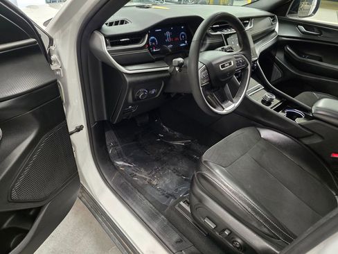 Used 2023 Jeep Grand Cherokee Altitude image 15