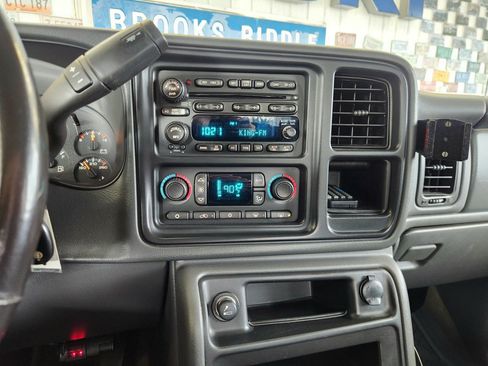 Used 2006 Chevrolet Silverado 3500 LT w/ Heavy-Duty Power Package AWD/4WD image 8