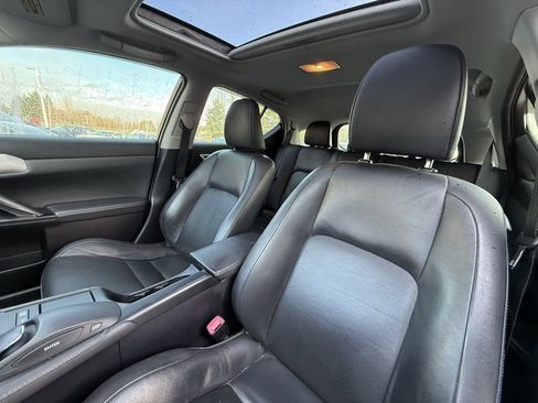 Used 2011 Lexus CT 200h image 9