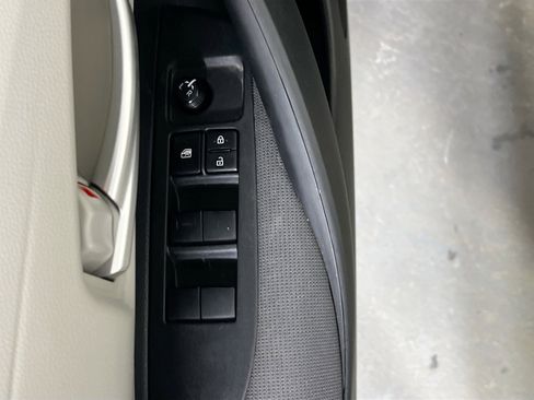 Used 2020 Toyota Corolla LE image 17