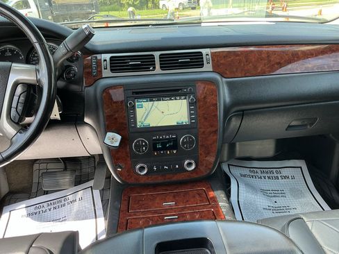 Used 2011 Chevrolet Tahoe LTZ RWD image 12