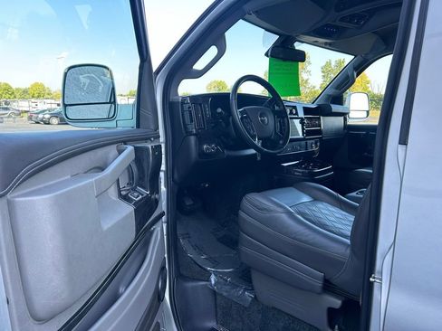 Used 2021 GMC Savana 2500 LS w/ Enhanced Convenience Package image 21