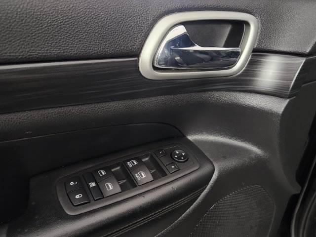 Used 2020 Jeep Grand Cherokee Laredo AWD/4WD image 12