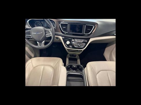 Used 2018 Chrysler Pacifica Touring-L FWD image 13