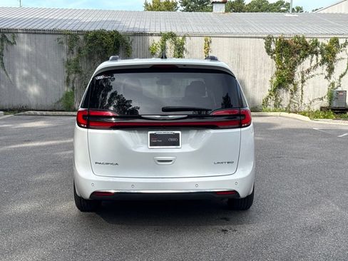 Used 2023 Chrysler Pacifica Limited FWD image 6