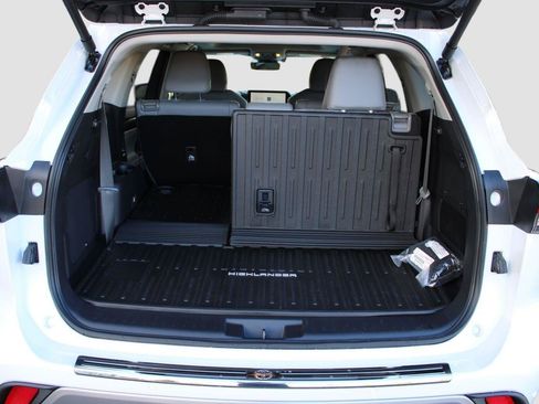 Used 2026 Toyota Highlander Platinum AWD/4WD image 35