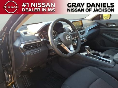 Certified 2025 Nissan Altima 2.5 SV FWD image 10