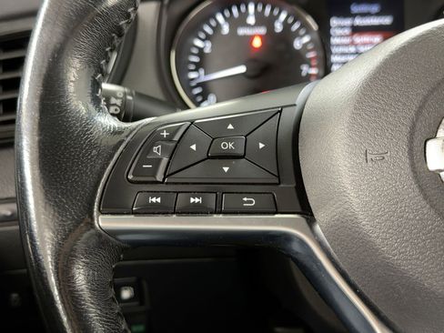 Used 2019 Nissan Rogue SV image 16