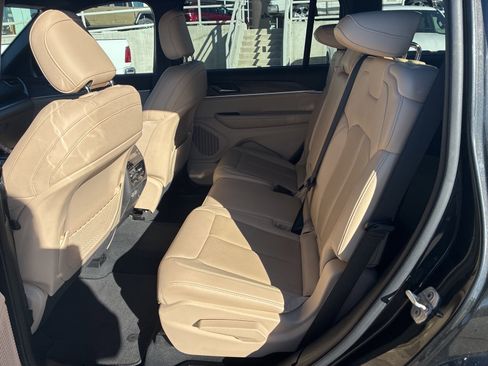 Used 2023 Jeep Grand Cherokee L Limited w/ Luxury Tech Group II image 17