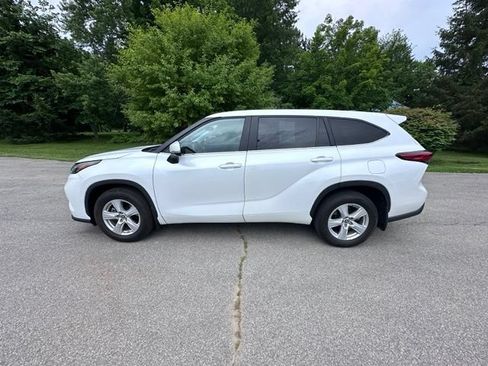 Used 2023 Toyota Highlander LE AWD/4WD image 6