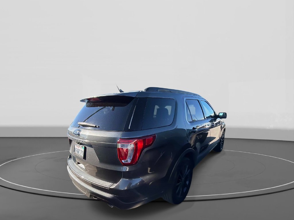 Used 2018 Ford Explorer XLT w/ Equipment Group 202A FWD image 4