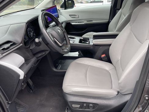 Certified 2025 Toyota Sienna XLE FWD image 11