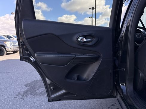 Used 2016 Jeep Cherokee Latitude w/ Comfort/Convenience Group image 16