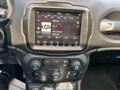 Used 2023 Jeep Renegade Latitude w/ Sun/Sound Group AWD/4WD image 17