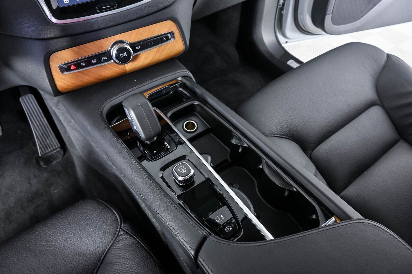 Certified 2024 Volvo XC90 B5 Plus AWD/4WD image 15