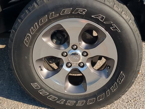 Used 2017 Jeep Wrangler Sahara w/ Connectivity Group image 11