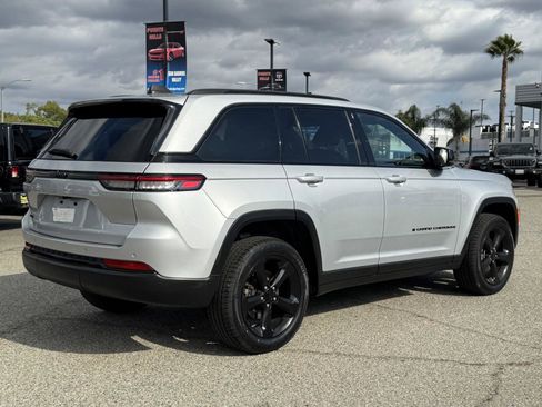 Used 2023 Jeep Grand Cherokee Altitude AWD/4WD image 6