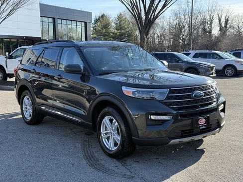 Used 2022 Ford Explorer XLT w/ Equipment Group 202A image 4