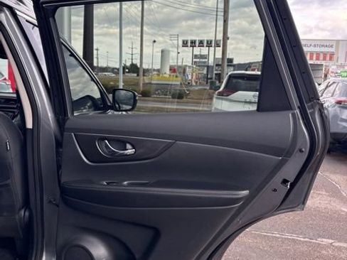 Used 2019 Nissan Rogue SV image 18