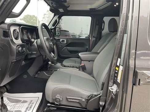 Used 2025 Jeep Gladiator Sport image 15