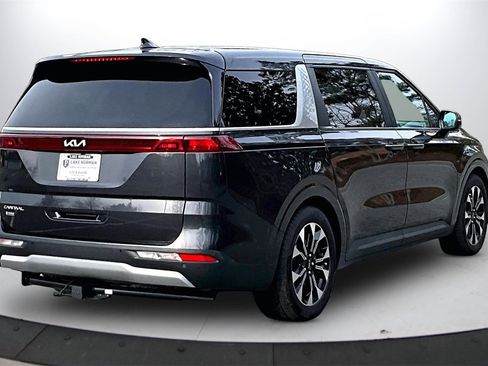 Used 2024 Kia Carnival EX image 9