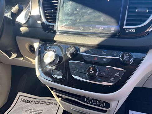 Used 2024 Chrysler Pacifica Touring-L image 18