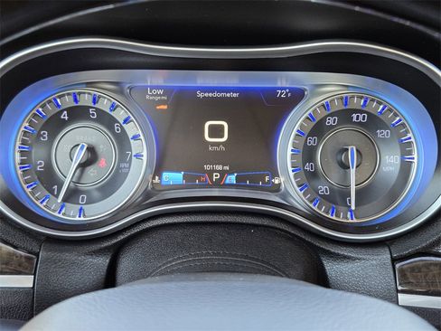 Used 2018 Chrysler 300 Limited image 15