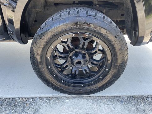 Used 2017 Toyota Tacoma TRD Off-Road w/ Premium & Technology Package AWD/4WD image 12