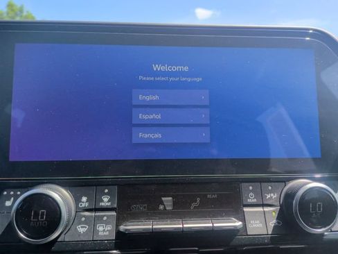 Used 2024 Toyota Highlander XLE AWD/4WD image 22
