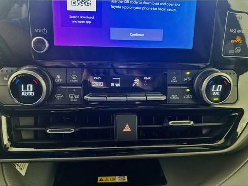 Used 2023 Toyota Highlander XLE AWD/4WD image 18