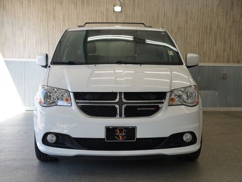 Used 2018 Dodge Grand Caravan SXT image 3