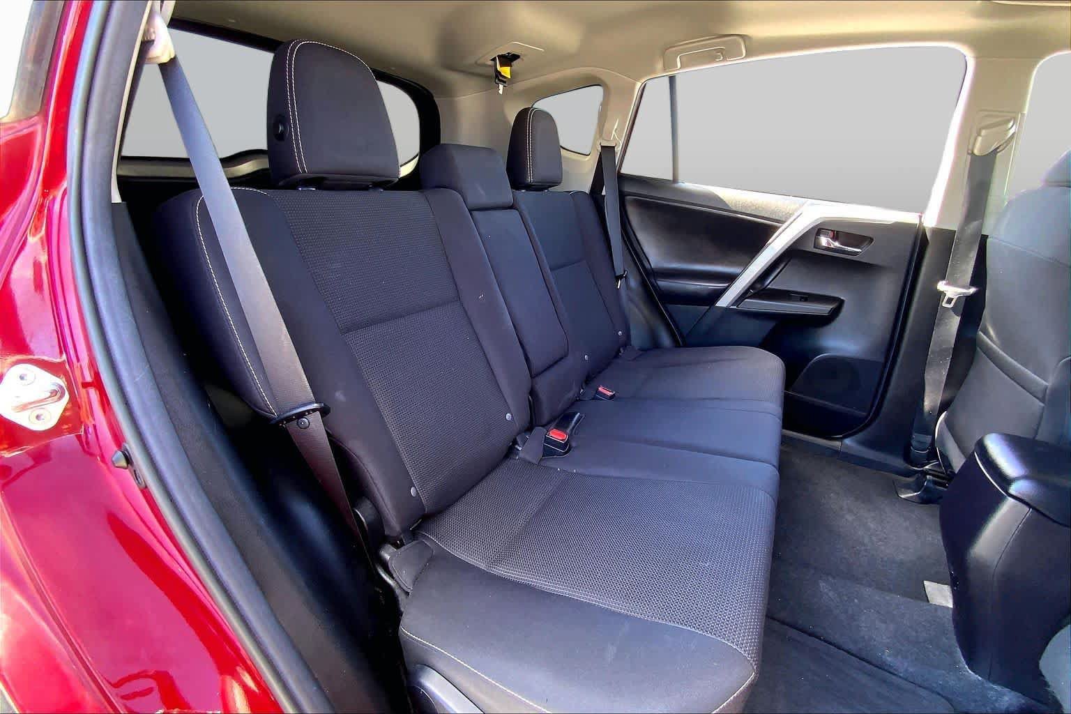 Used 2018 Toyota RAV4 XLE FWD image 19