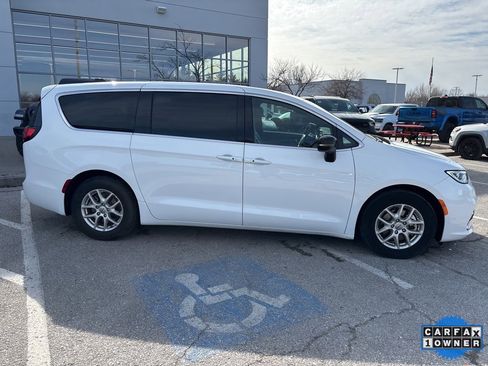 Used 2025 Chrysler Pacifica Select image 38