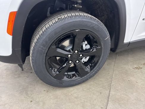 New 2025 Jeep Grand Cherokee Altitude image 4