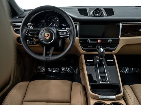 Certified 2025 Porsche Macan image 13