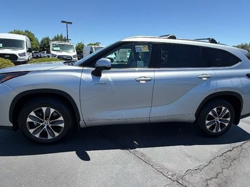 Used 2021 Toyota Highlander XLE AWD/4WD image 7